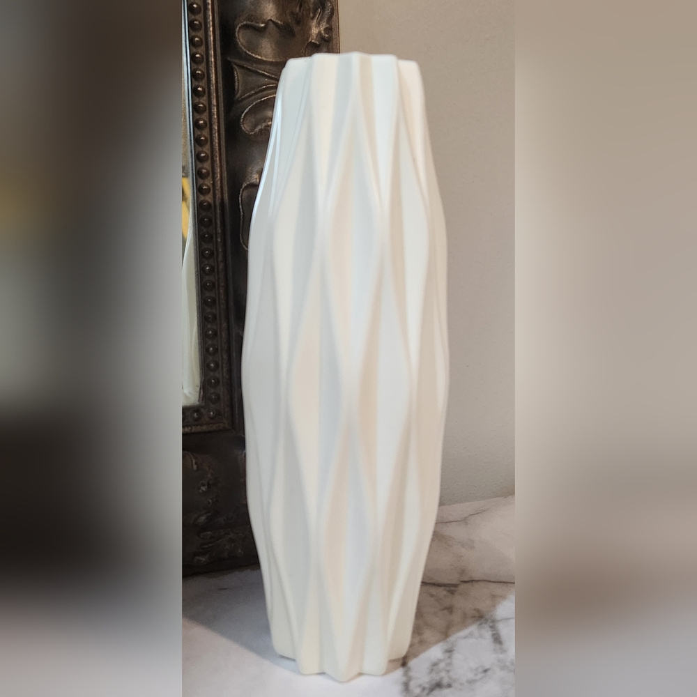 Geometric Plastic Vase - Picture 2 of 6